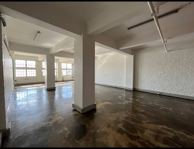 105M² BUSINESS TO LET IN WOODSTOCK